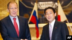俄罗斯外长拉夫罗夫(左)与日本外交大臣岸田文雄在东京会晤(资料照片2013年11月1日)