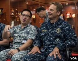 特遣部队司令葛布里尔森准将(右)是东南亚合作训练第15届海上联演的指挥官”(2016年8月22日,美国军方照片 )