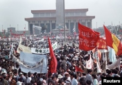 1989年5月17日,几十万学生和支持者云集北京天安门广场,要求实行政治和经济改革。这成为世界新闻报道热点