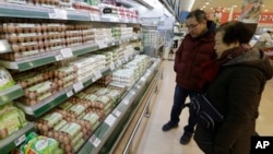 韩国首尔居民在超市购买鸡蛋 (资料照片)