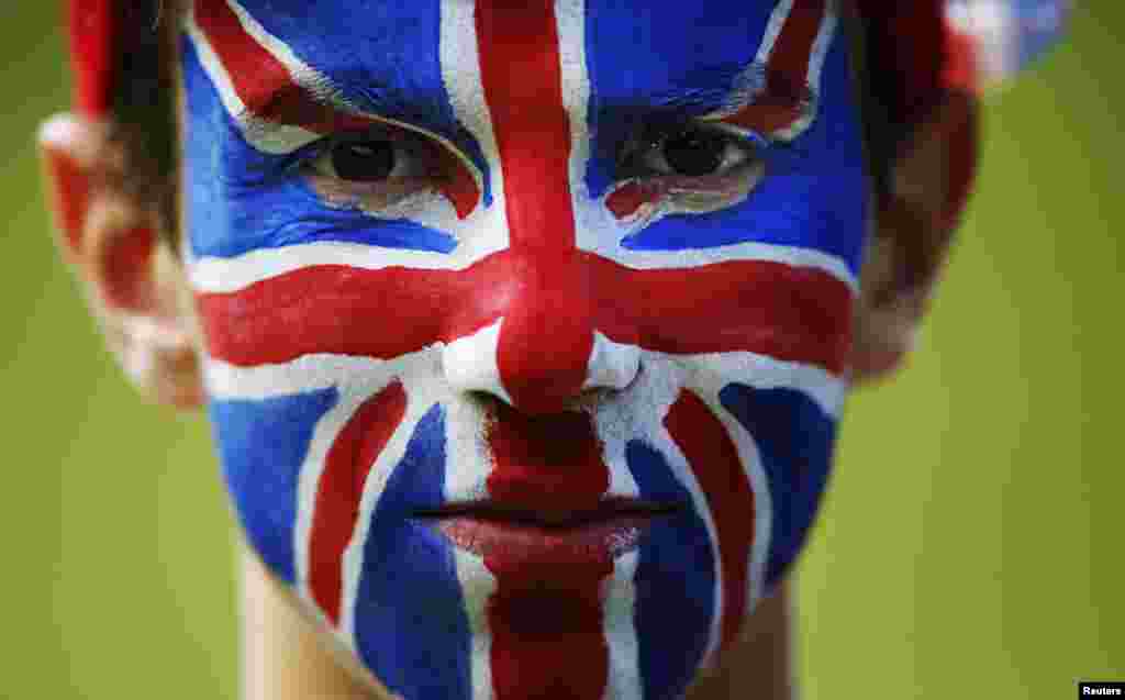 Nat Aaronson sơn quốc kỳ Anh trên mặt tại cuộc đua xe đạp nam ngày 28/7/2012