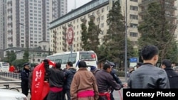 传到网络的照片显示十余名藏人2015年1月28日在成都锦江宾馆外抗议强行征地。(图片来自六四天网)