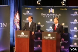 布莱特(左)与特拉米尔两位教授竞选辩论(美国之音杨晨拍摄)