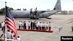美军用专机12月11日将大钟运到菲律宾的一个军用机场(路透社)