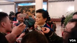 2017年3月3日下午政协大会结束后,中国全国政协委员、媒体人崔永元接受媒体采访。(艾伦拍摄)