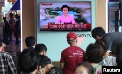 韩国首尔火车站的民众在观看朝鲜称试爆氢弹的消息。 (2017年9月3日)