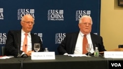 美中关系全国委员会会长欧伦斯和与会的前美国外交官傅立民 (美国之音方冰拍摄)