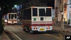 泰国日报《Prachatai》提供的照片显示,2025年2月27日,驶离曼谷一个拘留的车辆的车窗上贴着黑色胶带。(美联社)