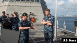 戴维斯上将(右)2017年2月登舰视察(美国海军照片)