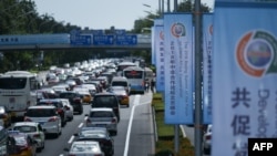 资料照:北京一街道为中非合作论坛的召开插满旗帜。(2018年9月3日)