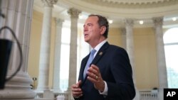 资料照片:众议院情报委员会主席希夫在国会山接受电视采访。(2021年7月26日)