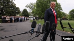 美国总统特朗普在白宫外与记者交谈。(2019年4月26日)