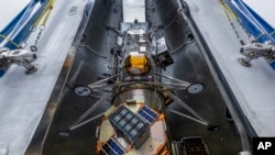 在美国国家航空航天局发布的这张未注明日期的图片中,“直觉机器”公司的最新月球着陆器被安装在SpaceX猎鹰火箭上。