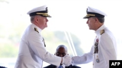新任美军印太司令部司令的萨缪尔·帕帕罗(Samuel Paparo)海军上将(左)在美国檀香山举行的交接仪式上与即将卸任的海军上将约翰·阿奎利诺(John Aquilino)握手。2024年5月3日。
