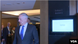 美国国防部长马蒂斯2017年6月4日在新加坡出席香格里拉对话会的一场活动” (美国之音黎堡)