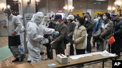从福岛县撤出的人们接受检查,看他们受到多少核辐射