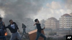 Người biểu tình Palestine đụng độ với binh sĩ Israel ngày 7/12 sau các cuộc biểu tình chống lại quyết định của Tổng thống Mỹ Donald Trump công nhận Jerusalem là thủ đô của Israel.