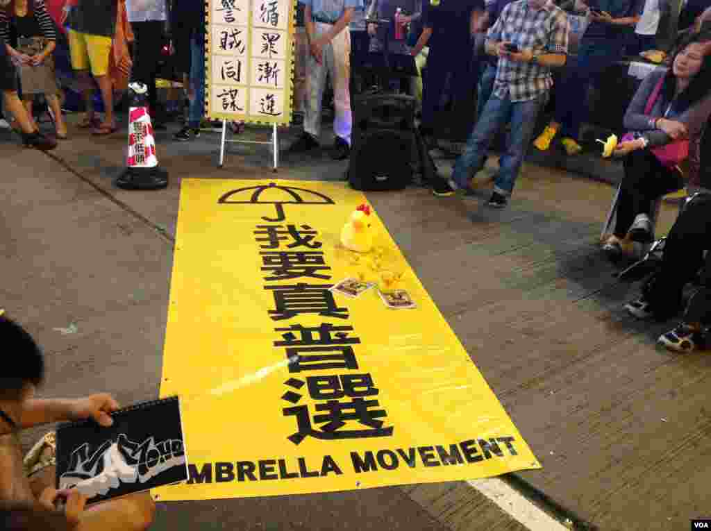 旺角占领区周五白天发生零星冲突外晚间平静 (美国之音图片/海彦拍摄 )