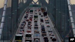 2015年12月10日穿越旧金山-奥克兰湾大桥在80号州际公路西行的车辆。