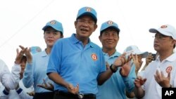 Thủ tướng Hun Sen (giữa) nhảy với những người ủng hộ trong chiến dịch vận động tranh cử cuối cùng của Đảng Nhân dân Campuchia (CPP) trước ngày tổng tuyển cử 29 tháng 7, ở Phnom Penh, Campuchia, ngày 27 tháng 7, 2018.
