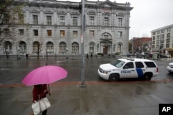 一位妇女走路经过联邦第九巡回上诉法院的大楼(2017年资料图片)