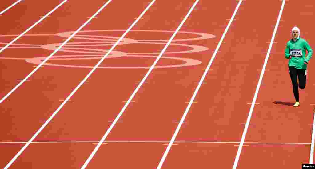 Sarah Attar của A-rập Xê-út chạy vòng 1 của giải 800 mét nữ, 8/8/2012. REUTERS/David Gray