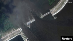 卫星图片显示的卡霍夫卡水坝被炸毁后的情况。