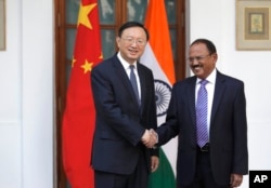 印度国家安全顾问多瓦尔与中国国务委员杨洁篪会晤（2017年12月22日）