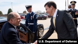 美国国防部长埃斯珀(右)接待英国国防大臣华莱士访问(美国国防部2020年3月5日照片)