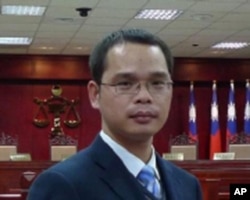 HIV阳性女烧伤求医被拒,律师设微博救援