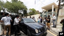 2017年2月22日,媒体追击采访一辆从朝鲜驻马来西亚首都吉隆坡使馆驶出的轿车。