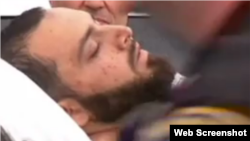 通缉犯拉哈米躺在担架上被抬上救护车。(2016年9月19日,视频截图)