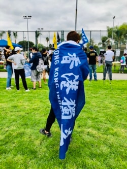 声援集会一角。(洛杉矶巴恩斯公园,美国之音2020年10月24日)