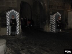 捷克总统府前的卫兵(美国之音白桦)