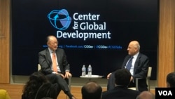 世界银行集团总裁金墉(左)近日在华盛顿智库全球发展中心与该中心总裁马苏德•艾哈迈德就全球发展未来融资对话。金墉希望引入私营机构投资,重振这个全球发展机构。(美国之音萧洵摄影)