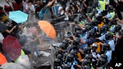 香港金融区: 成千上万的人堵塞一条主要道路,防暴警察使用胡椒喷雾