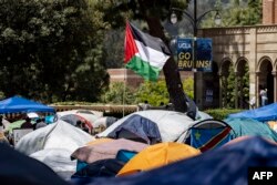 Bendera Palestina tampak berkibar di tenda-tenda demonstran pro-Palestina di kampus Universitas California, Los Angeles (UCLA) di Los Angeles, California, pada 1 Mei 2024. (Foto: AFP)