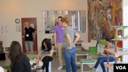 顾客们在加州奥克兰猫城咖啡馆跟猫咪们互动。(美国之音马尔拍摄)