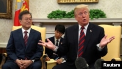 美国总统川普在白宫椭圆形办公室会晤到访的韩国总统文在寅。(2018年5月22日)