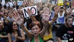 Biểu tình tại thủ đô Madrid chống các biện pháp kiệm ước mà chính phủ vừa công bố.