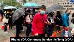 数百名市民3月4日到西九龙裁判法院大楼外,声援被控串谋颠覆国家政权罪的47名民主派人士 (美国之音/汤惠芸)