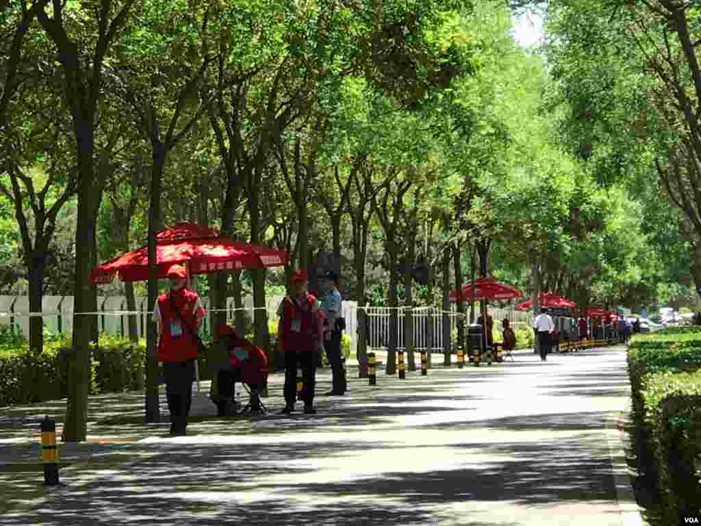 会场外每隔几十米就能看见红色遮阳伞下的安保志愿者。(美国之音叶兵 艾伦拍摄)