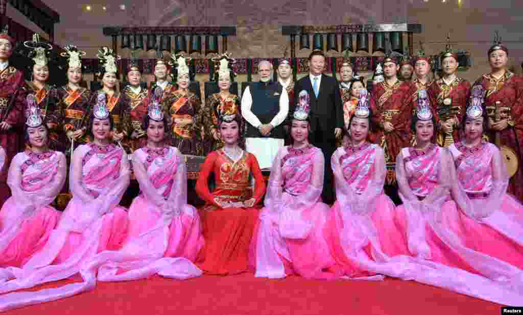 中国国家主席习近平和印度总理莫迪在湖北省博物馆同舞蹈演员合影 (印度新闻局通过路透社发布的照片,2018年4月27日) 。