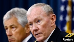 美军参谋长联席会议主席邓普西(右)和国防部长哈格尔2013年4月10日在新闻发布会上