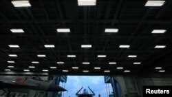 资料照:2018年4月20日,中国人民解放军海军的航空母舰“辽宁舰”在东中国海举行军事演习。