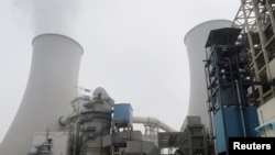 中国河北省三河电厂的冷却塔。(2019年7月18日)