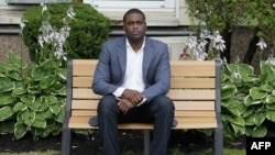 资料照片:竞选国会众议员的琼斯坐在他位于纽约的家门外。(2020年7月23日)