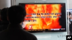 Người dân tại Seoul xem đoạn video tuyên truyền của Bắc Triều Tiên ở nhà ga xe lửa Seoul, Nam Triều Tiên, 20/2/2013. (AP Photo/Ahn Young-joon)