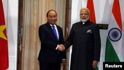 Thủ tướng Ấn Độ Narendra Modi gặp Thủ tướng Việt Nam Nguyễn Xuân Phúc tại New Delhi, Ấn Độ, vào ngày 24/1/2018.