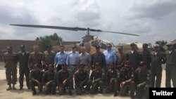 美国共和党参议员约翰·麦凯恩率领的国会代表团和巴基斯坦飞行员合影(2016年7月3日)